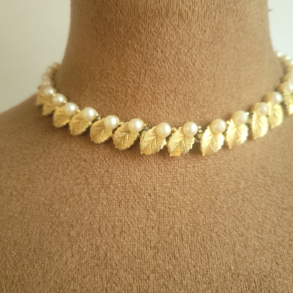Crown Trifari Gold Tone Faux Pearl Leaf Choker Necklace 12-14 in Small